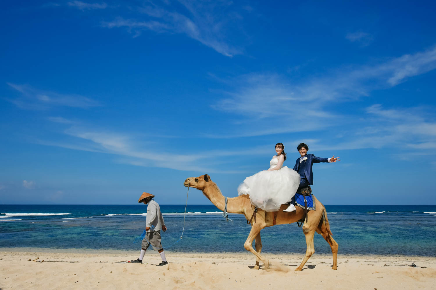 一頭のラクダに二人で乗って歩く