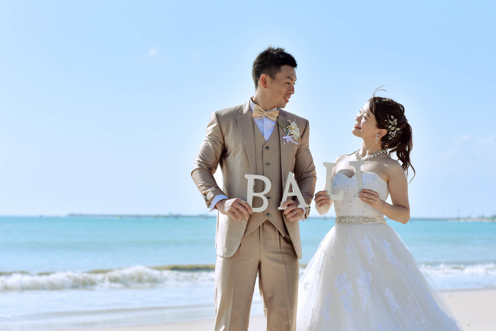 BALIのイニシャルを手に持って